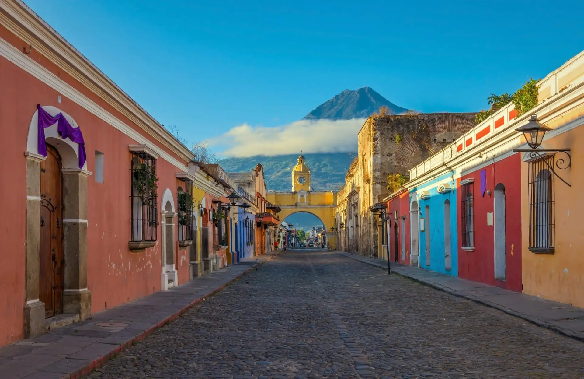 The,Main,Street,Of,Antigua,City,With,The,Yellow,Arch