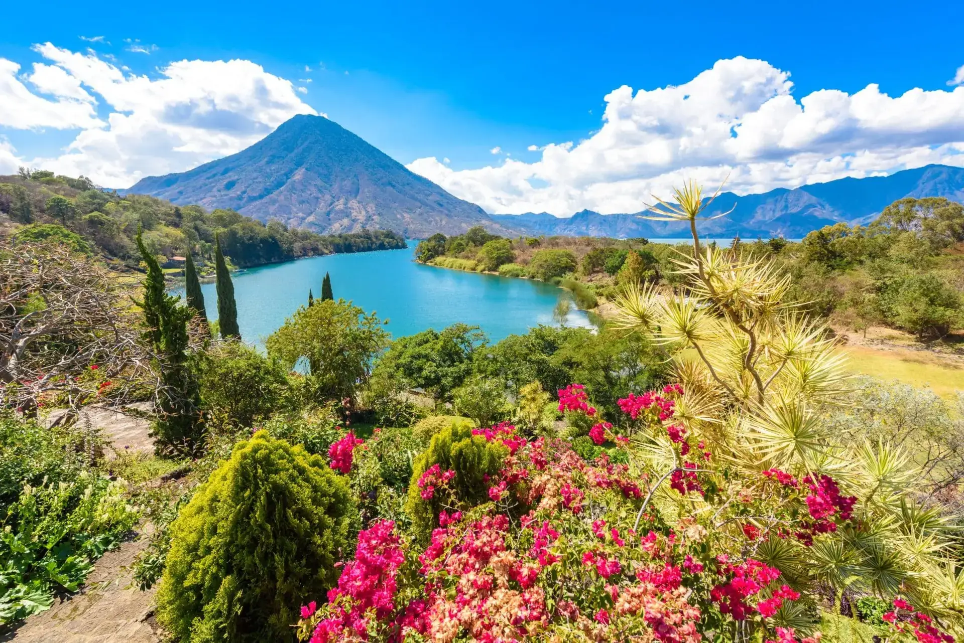 Beautiful,Bay,Of,Lake,Atitlan,With,View,To,Volcano,San
