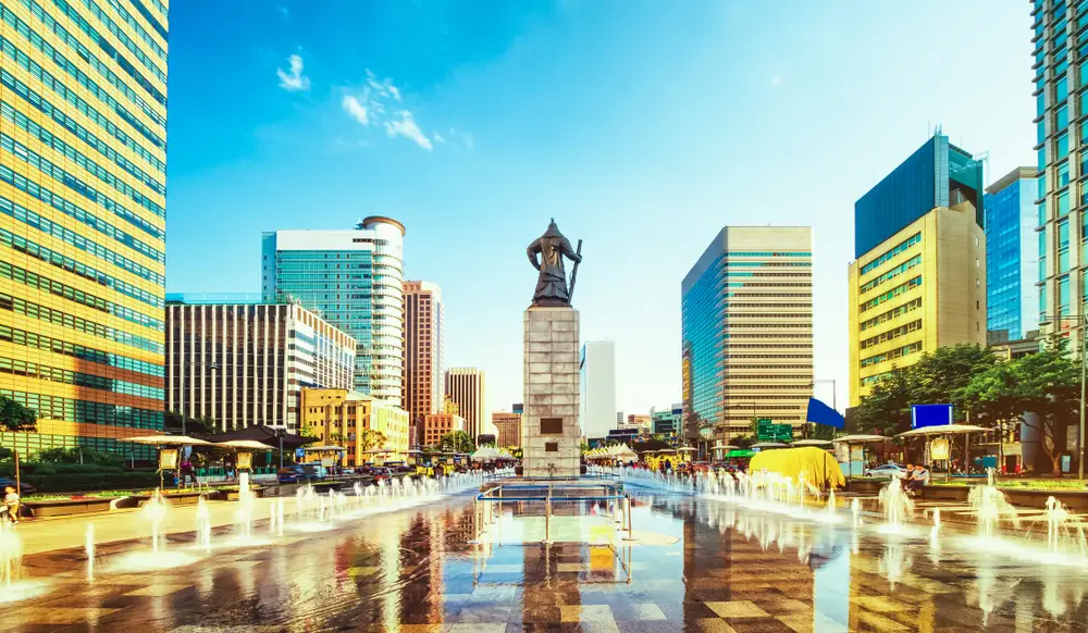 Sunset,Of,Gwanghwamun,Plaza,With,The,Statue,Of,The,Admiral