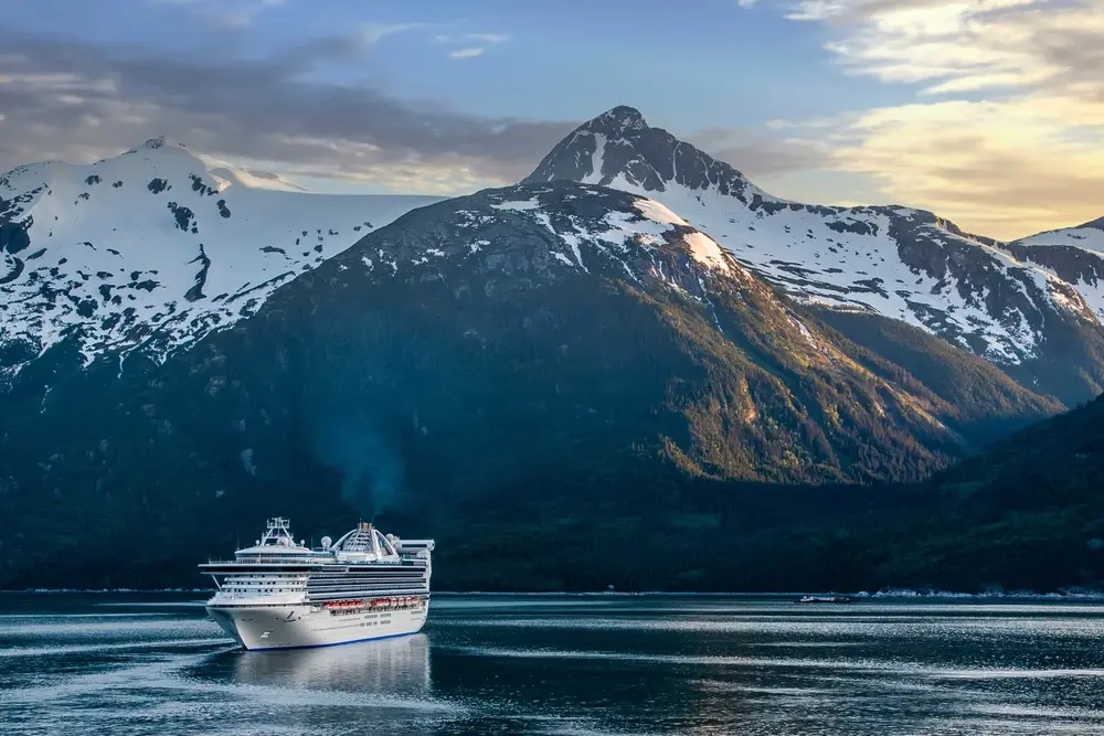Evening,Sky,Over,The,Alaskan,Mountain,Range,,Boats,On,The