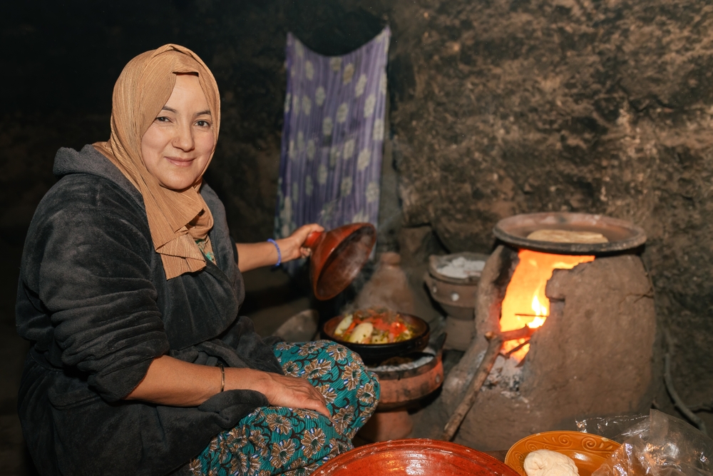 Moroccan,Berber,Woman,In,Typical,Old,Kitchen,With,Wood,Oven