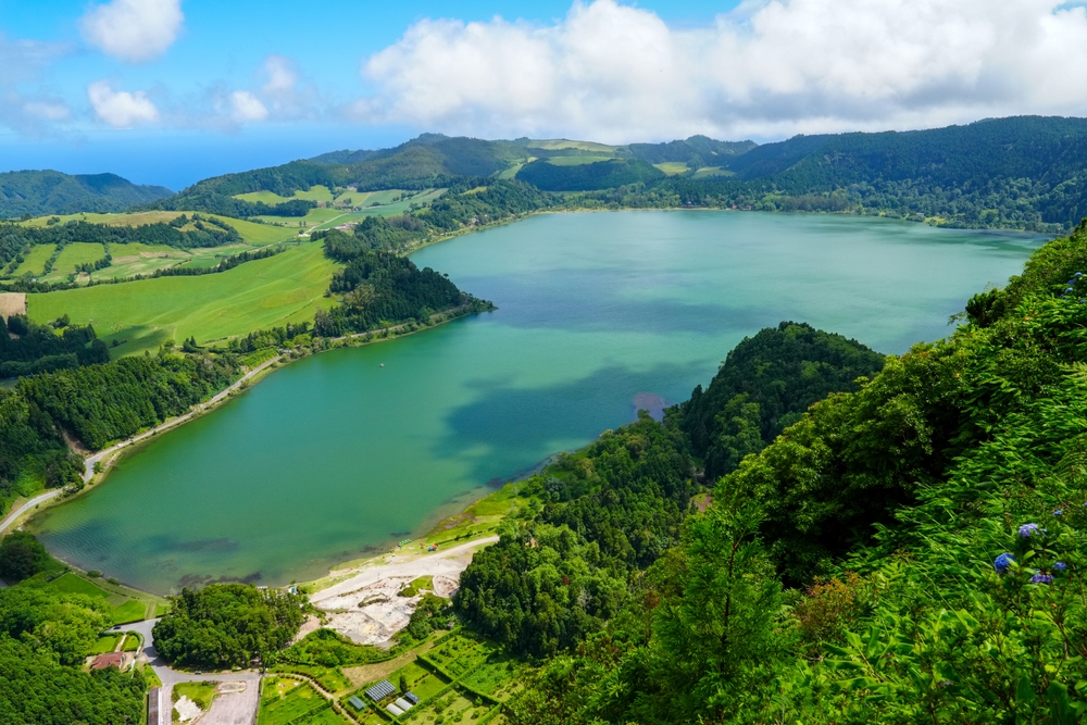 The,Lake,Lagoa,Das,Furnas,In,The,Sunlight