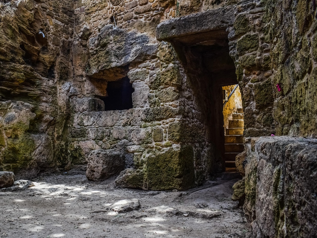 dimitrisvetsikas1969-st-solomoni-catacomb-2313223_1280